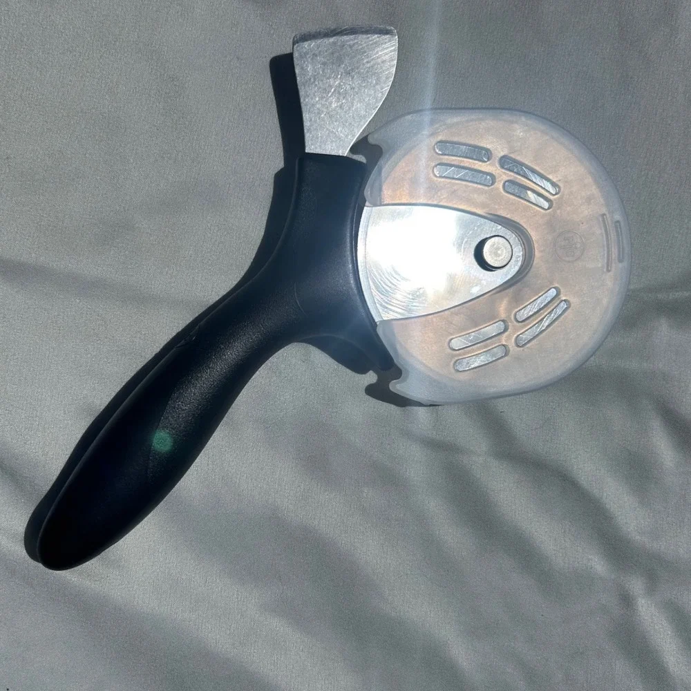 Pampered Chef Pizza Cutter Wheel with Crust Cutter Black Handle & Blade Guard